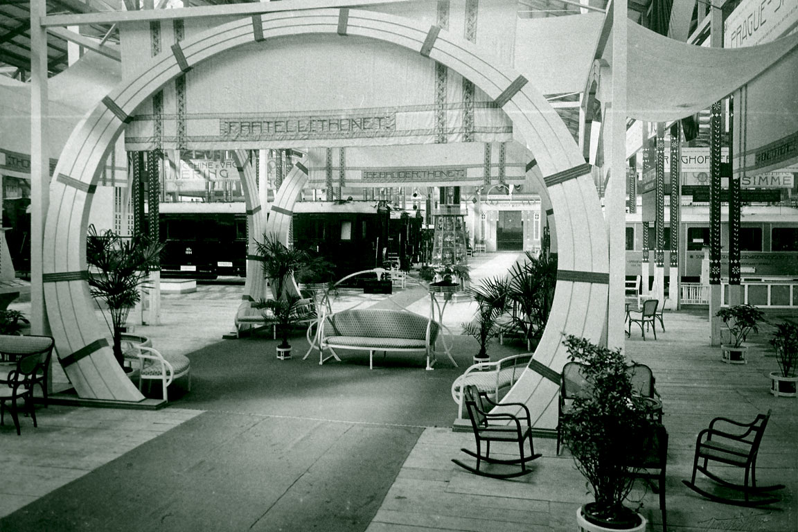 Oostenrijks paviljoen met Thonet-meubelen en rijtuigen, 1906 | Varischi & Artico (Alinari Museum)