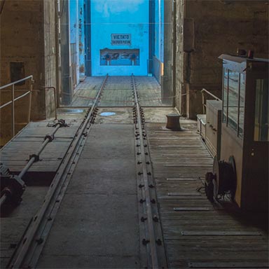Wagonlift in ondergronds goederenstation, nu Shoah-monument | Roberto Ferrigno / Flickr