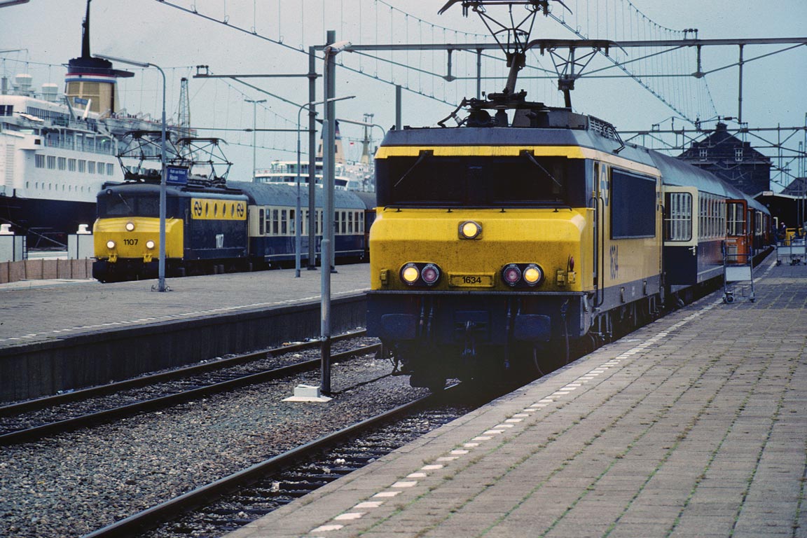 NS 1634 locomotive with Nord-West Express to Scandinavia, 1985 | Cornelius Koelewijn