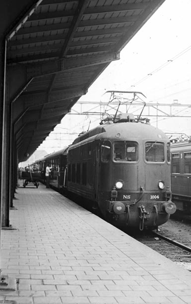 NS 1004 locomotive with the Rheinpfeil at Hook of Holland, 1952  | W.P.F.M. van Schaik/NS (Het Utrechts Archief)