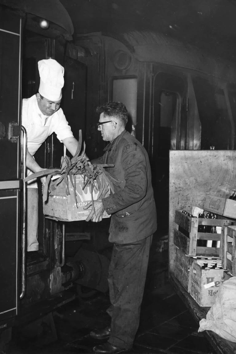 Provision of the Scandinavian Express at Hook of Holland, 1963 | NS (Het Utrechts Archief)