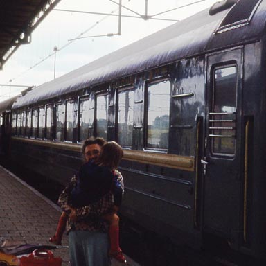 Warszawa-Hook Express with a carriage from Moscow, c. 1975 | Hendrik Ploeger/Flickr CC-BY-NC