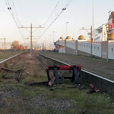 Deserted international tracks, 2014 | Roel Hemkes/Flickr CC-BY