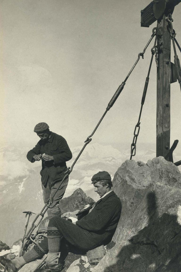 Otto Barth (staand) en Gustav Jahn (zittend) op de Großglockner, 1904 | Heinrich Schildknecht